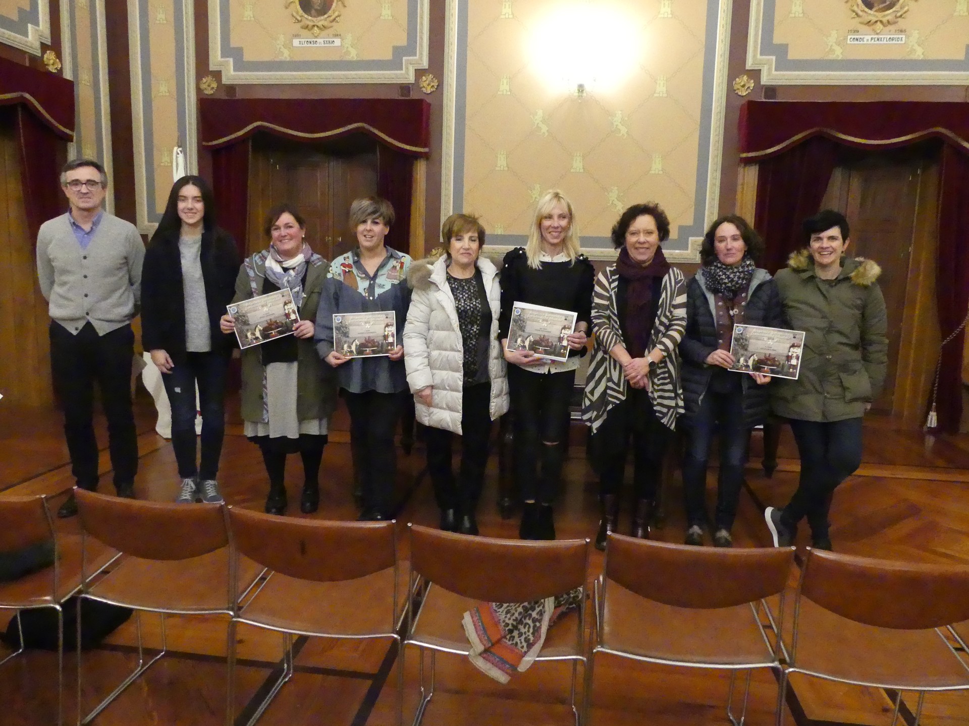 Mirari jantzi-dendak eroan du Bergarako Erakusleiho Lehiaketako lehen saria