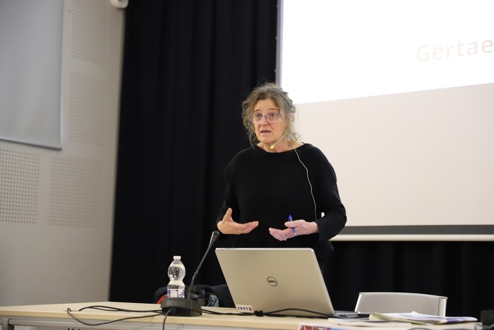 Idoia Arrieta: "Herriari historia ulertzeko tresnak kendu dizkiote eta besteen begiradaren bidez definitzera behartzen gaituzte"