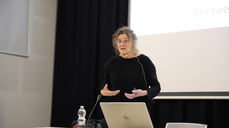 Idoia Arrieta: "Herriari historia ulertzeko tresnak kendu dizkiote eta besteen begiradaren bidez definitzera behartzen gaituzte"