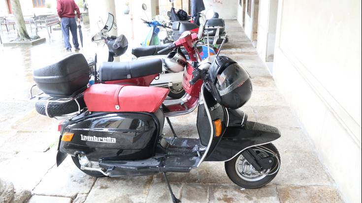 'Sidecar'-ak dituzten Vespa eta Lambretta bana, Elgetako topaketan