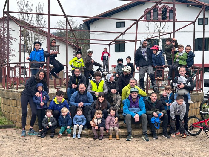 Handi zein txiki bizikletan Garagartzara