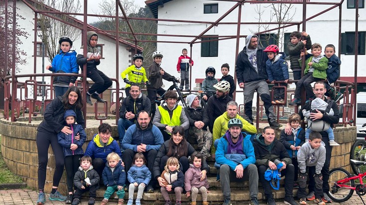 Handi zein txiki bizikletan Garagartzara