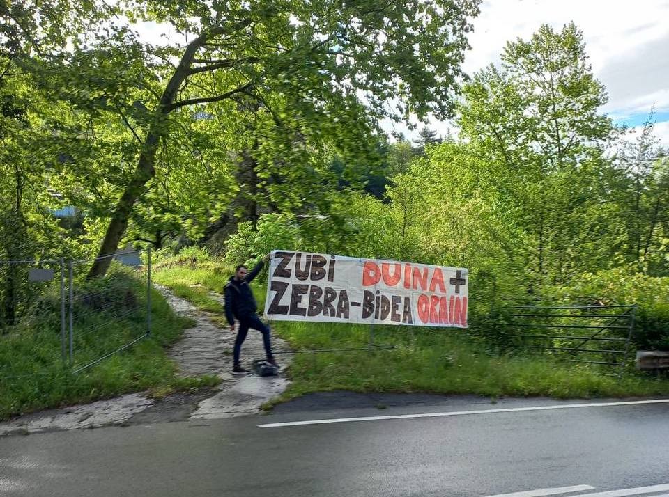 Errepidea oinez igarotzeko "soluzio bat" ari dira eskatzen Elorregin