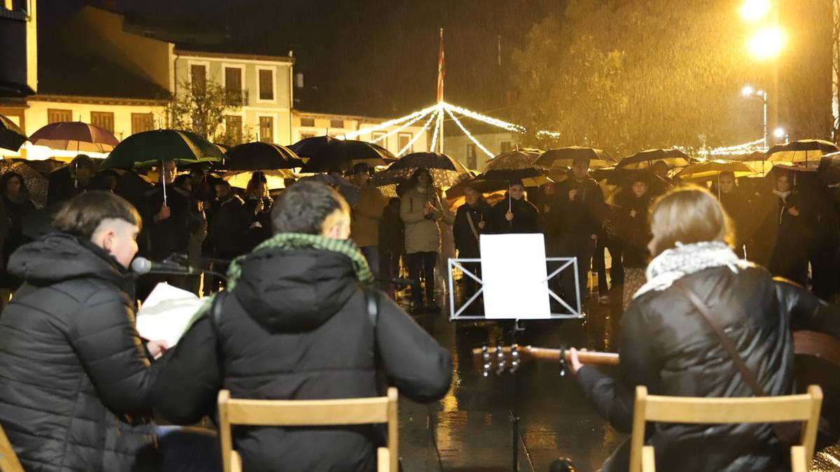 Palestinaren aldeko aldarriz bete dute Aretxabaleta gaurko manifestazioan