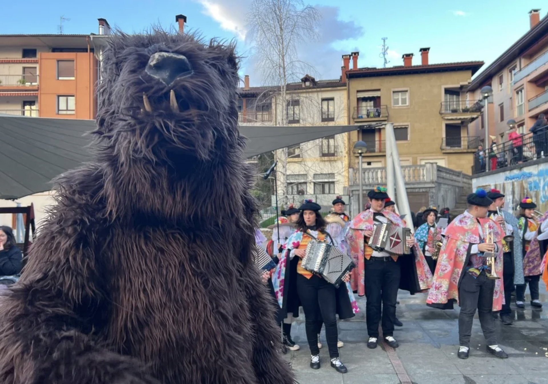 'Tarrapatatan' kalejira estreinatuko du bihar Oñatiko Inauterietako konpartsak