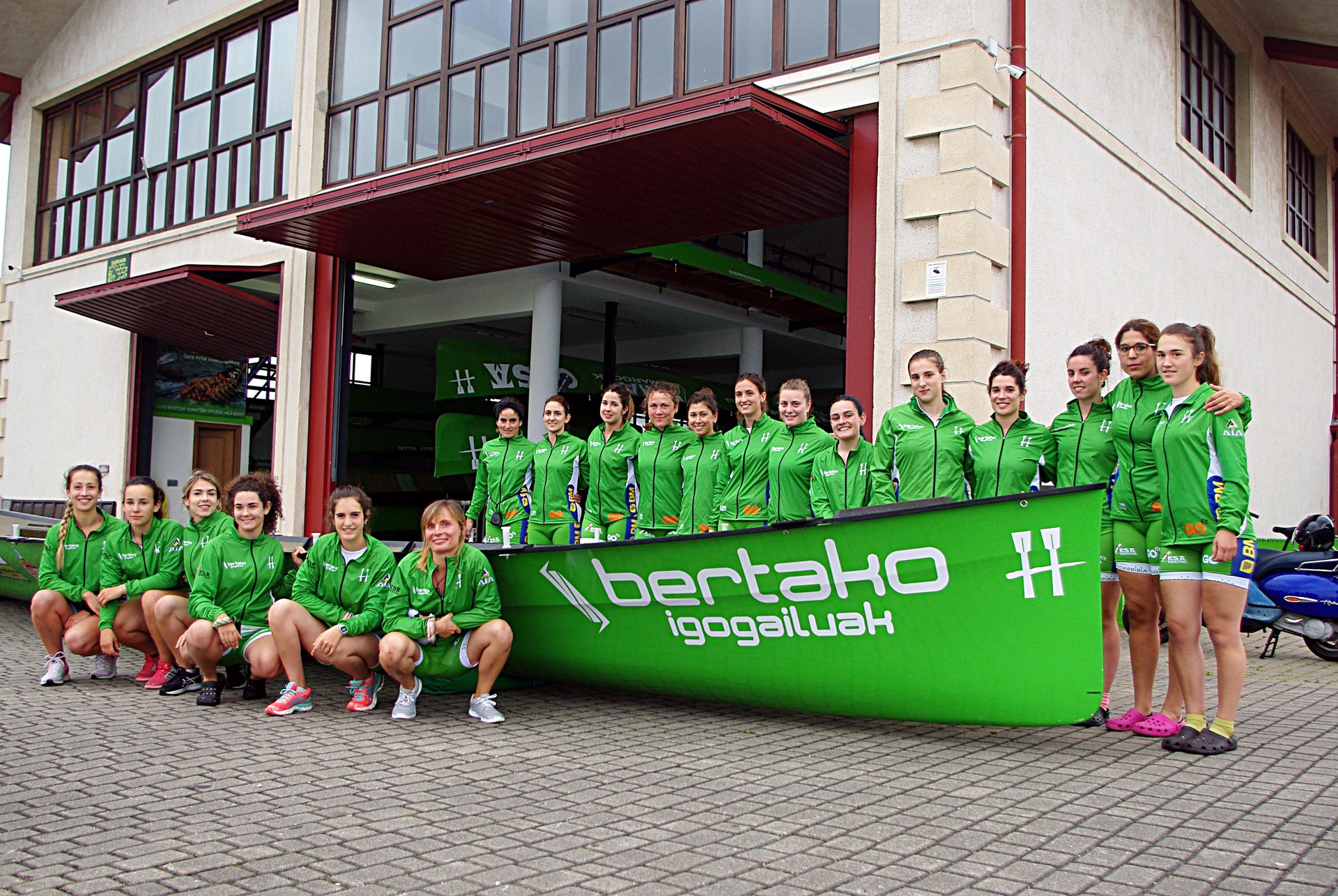 Bertako Igogailuak da Hondarribia Arraun Elkarteko emakume taldearen babesle