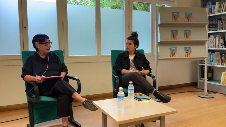 Oihana Aranak 'Zerua hemen' poema-liburua aurkeztu du Eskoriatzako liburutegian