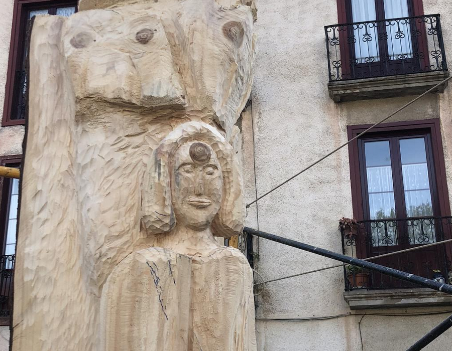 Botatako izeian totem bat egiten ari dira