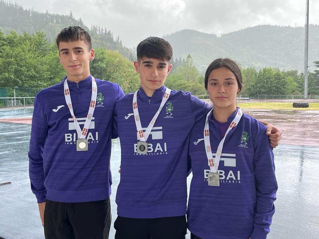 Zilarrezko domina bat eta brontzezko bi Arrasate Atletiko Taldekoek