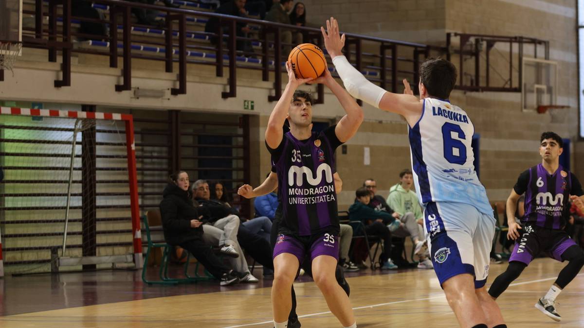 Liderra hartu du mendean MU-k (77-75)