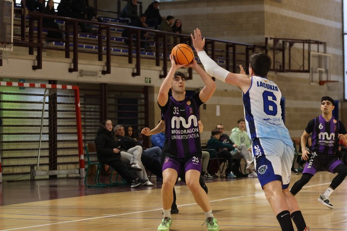 Liderra hartu du mendean MU-k (77-75)