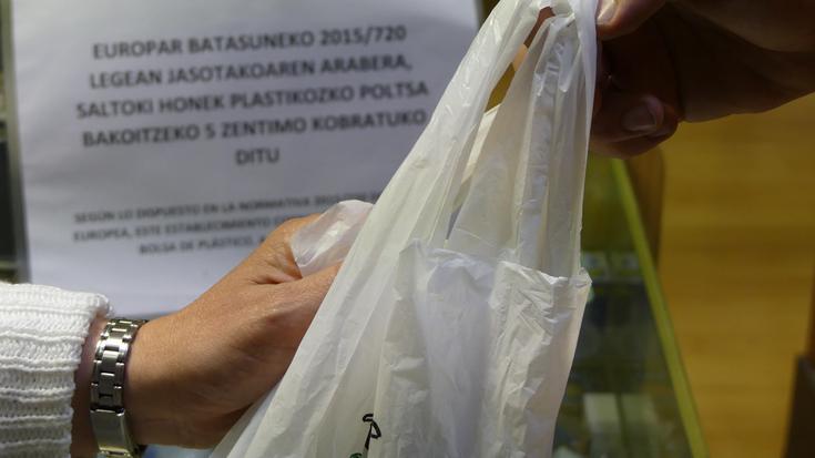 Plastikoaren arazoari aurre egiteko urratsa