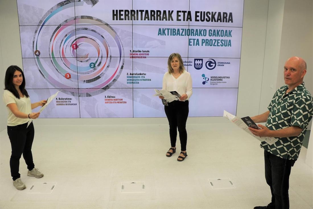 Hizkuntza berdintasunean aurrera egiteko "gakoak" jasotzen dituen ikerketa aurkeztu dute