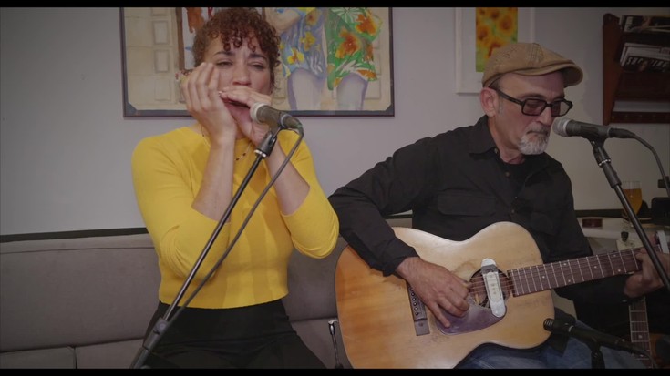 Blues doinuak domeka eguerdia girotzeko