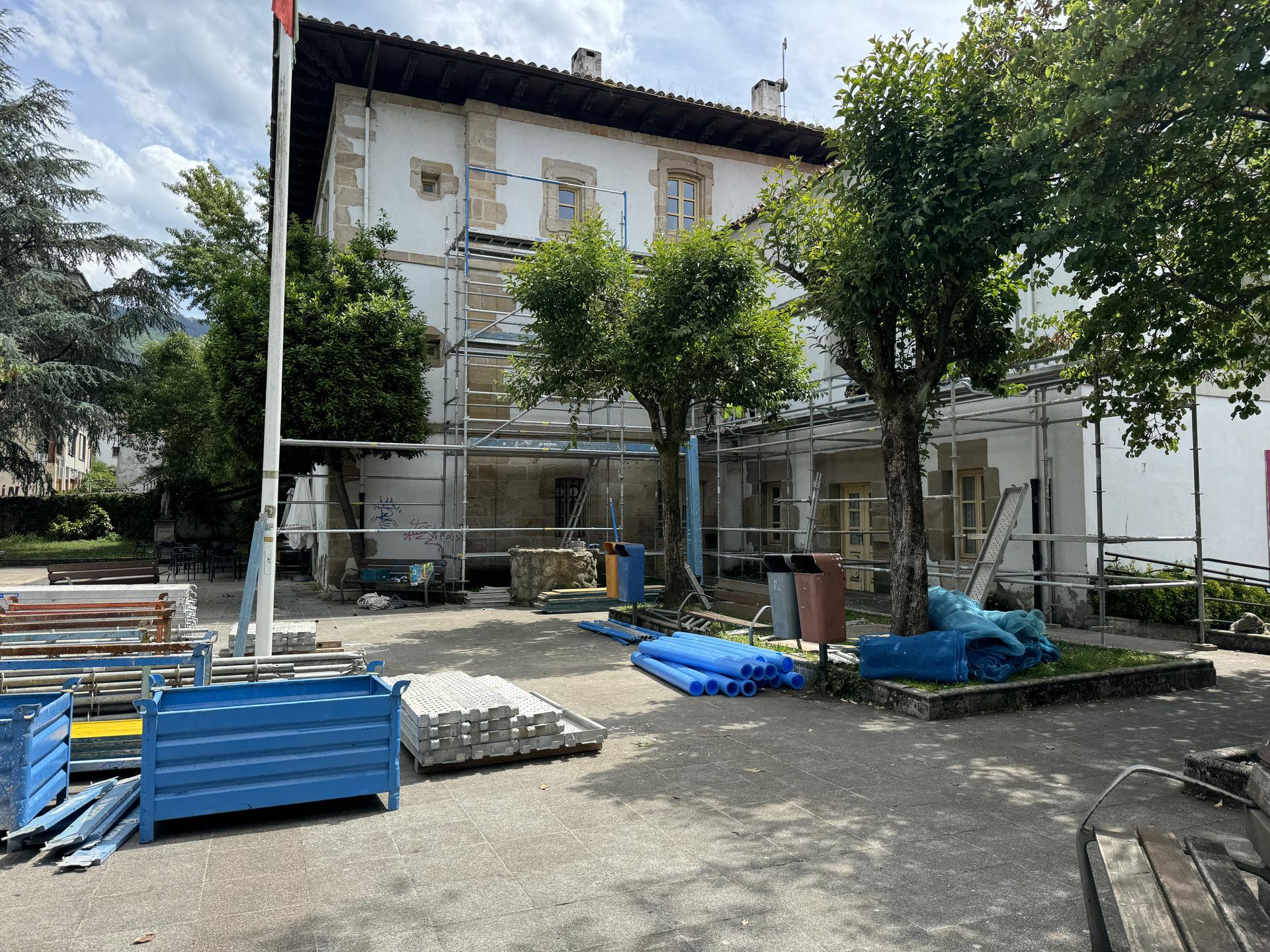 Teilatu-hodiak txukuntzeko lanak egin dituzte