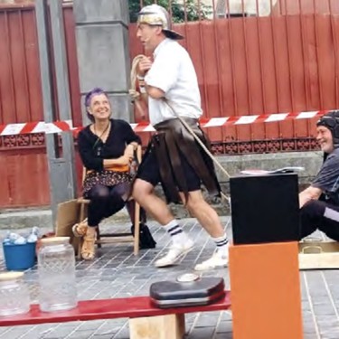 Kale antzerkia: 'Eutsi Ramon!'