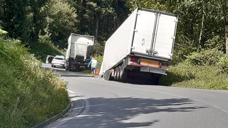 Karga mugitu zaio kamioi bati eta Ertzaintza txandakako pasoa ematen ari da Kanpazarren