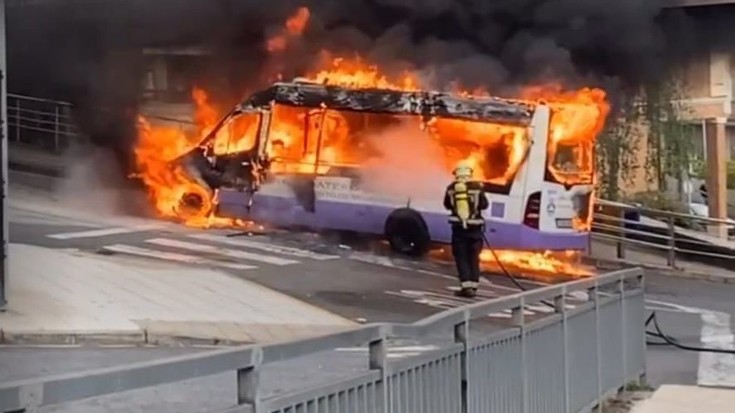 Su hartu du herriko autobus batek Arrasateko Obenerreka kalean