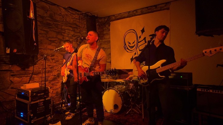 Ajou! talde iruindarrak kontzertua eskaini du kartzela zaharrean