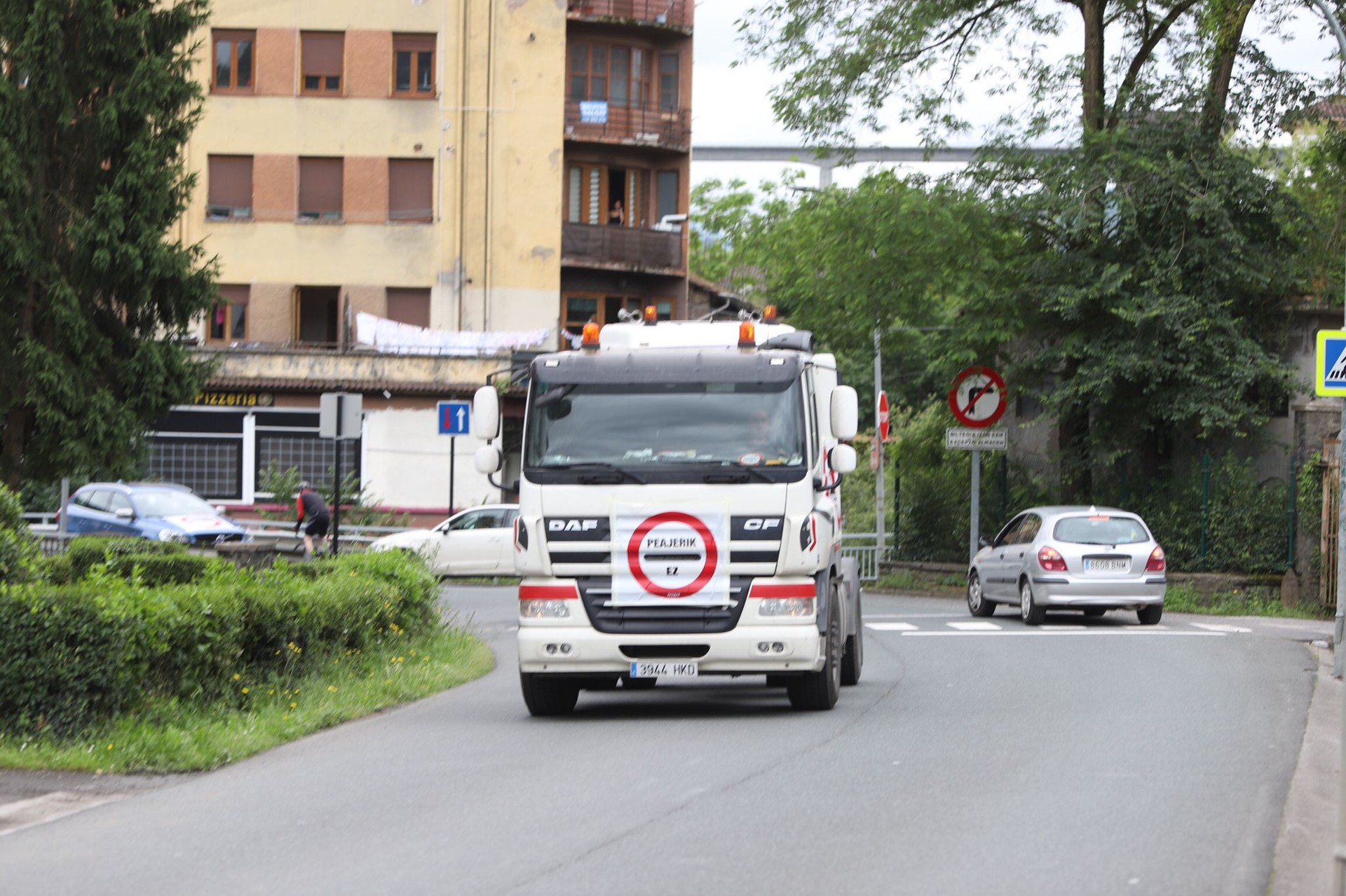 Beasain-Bergara arteko autobidean bidesaririk ez jartzeko eskatu dute eguerdiko auto karabanan
