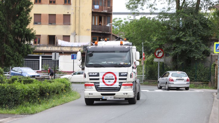 Beasain-Bergara arteko autobidean bidesaririk ez jartzeko eskatu dute eguerdiko auto karabanan