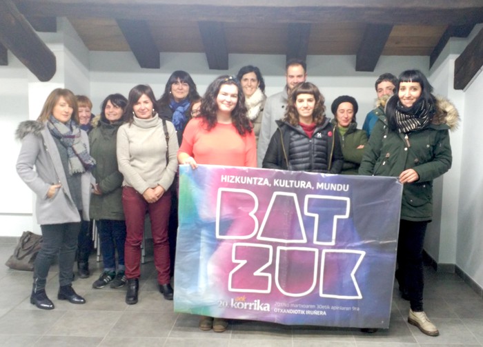 Arrasateko Korrika Batzordearen ateak, "zabal-zabalik"