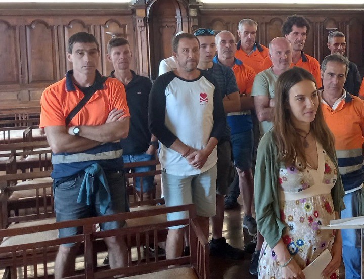 Podemos Arrasatek babesa adierazi die lorezainei eta LAB sindikatuari