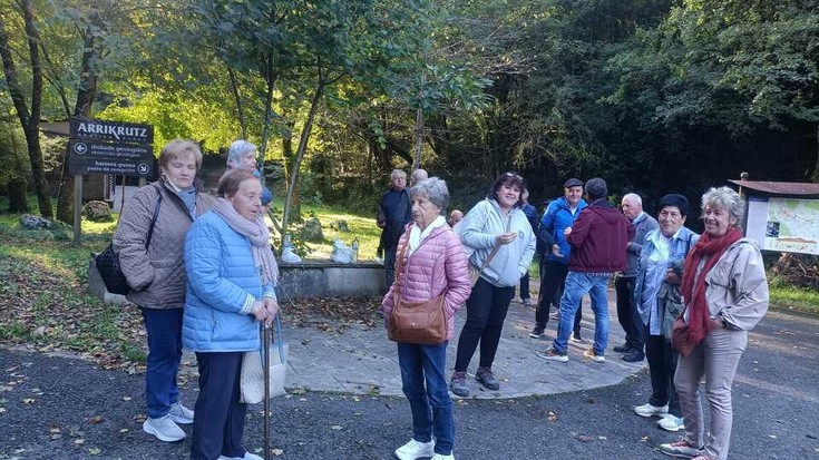 Arrikrutzeko koba bisitatu dute Gatzagako erretiratuek