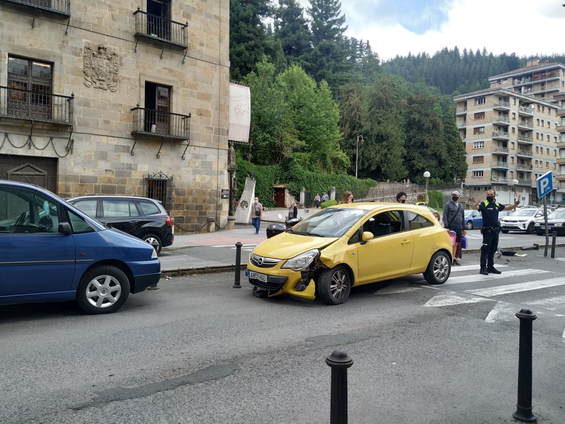 Auto batek istripua izan du Otalora Lizentziaduna kalean, trafikoan eraginez