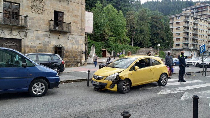 Auto batek istripua izan du Otalora Lizentziaduna kalean, trafikoan eraginez