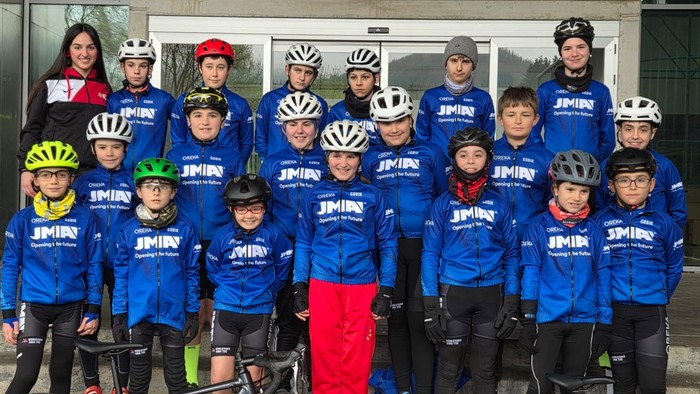 Dorletako Ama taldeko txirrindulariak gustura, baldintza klimatiko kaxkarretan izandako Oñatiko lasterketan