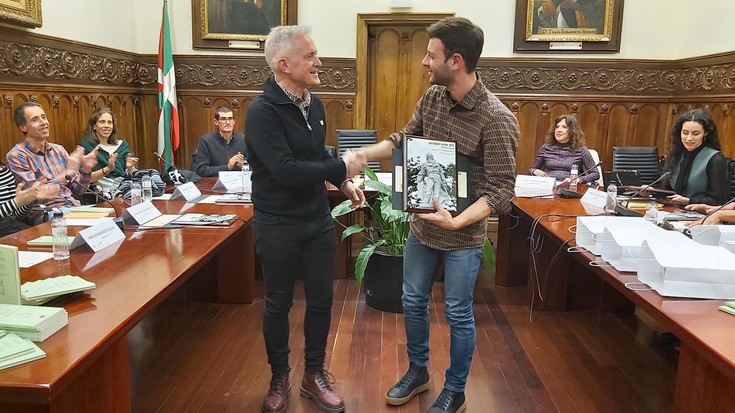 Urko Egaña eta Sara Mantxola oñatiarrek irabazi dute Iparragirre Saria