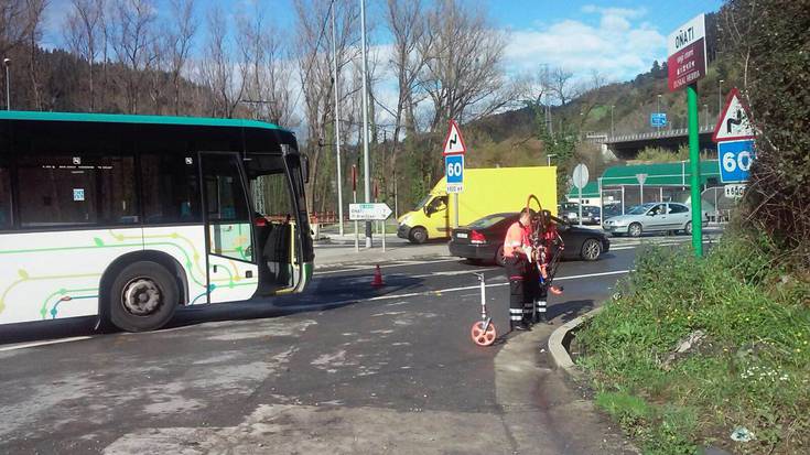 Txirrindulari bat harrapatu du autobus batek Elorregin eta larri zauritu da