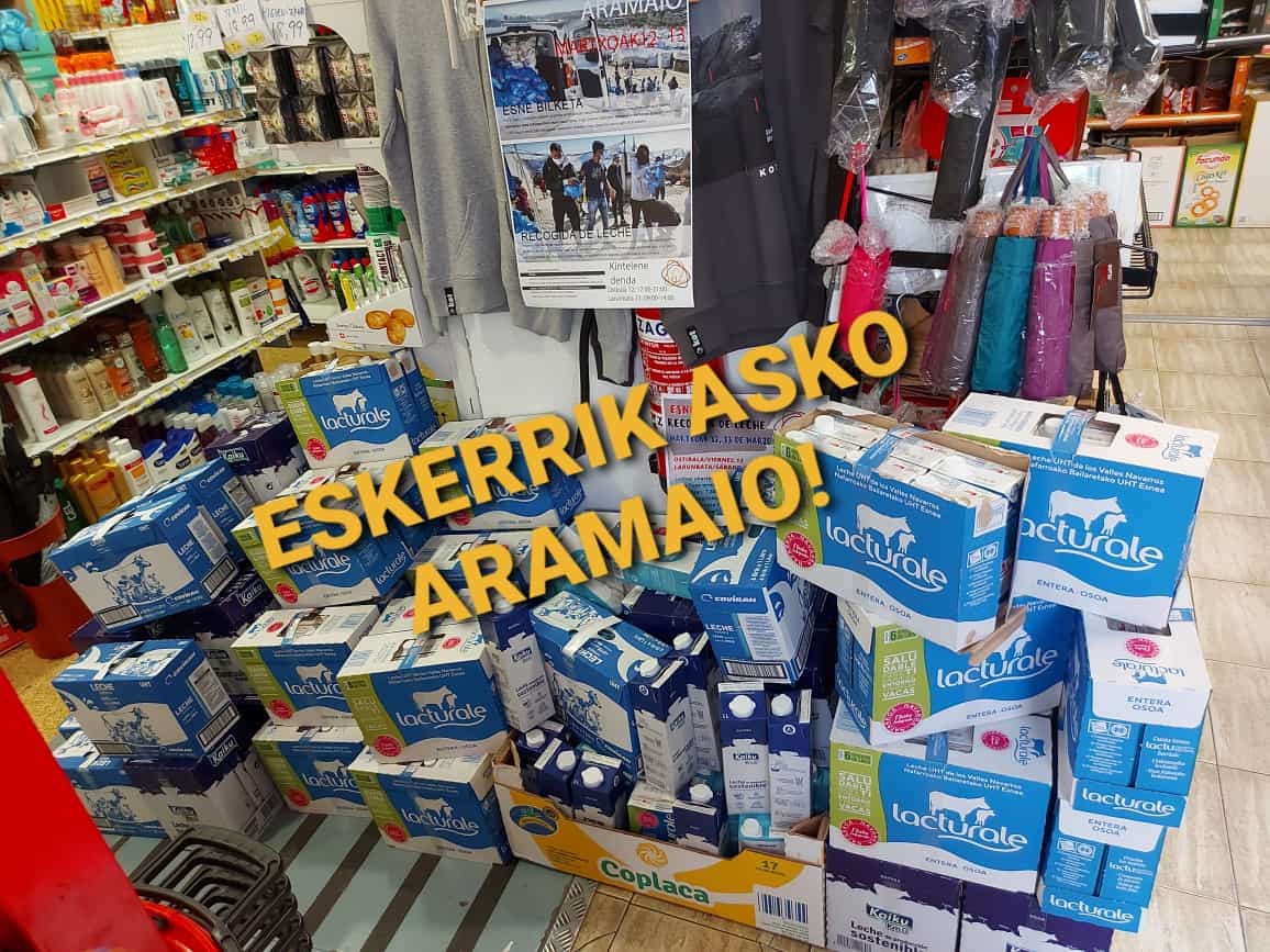 450 litro esne batu dituzte errefuxiatuei bidaltzeko