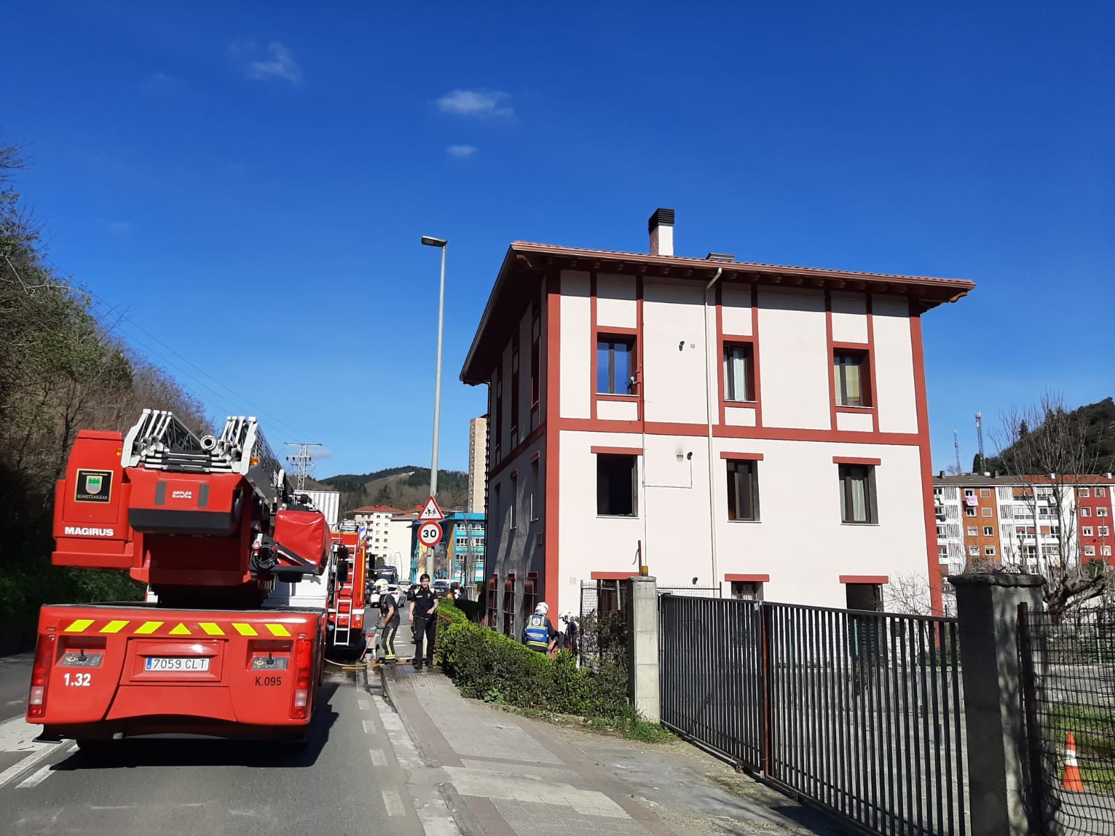 Arrasateko etxebizitza bateko sukaldean sute txiki bat izan da