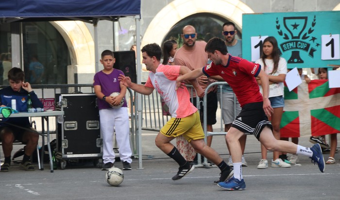 Badator kaleko futbolaren festa, badator Bergarako Semicup txapelketaren hamargarrena