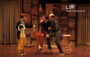 'Lur' haur antzezlanerako sarrerak ditugu