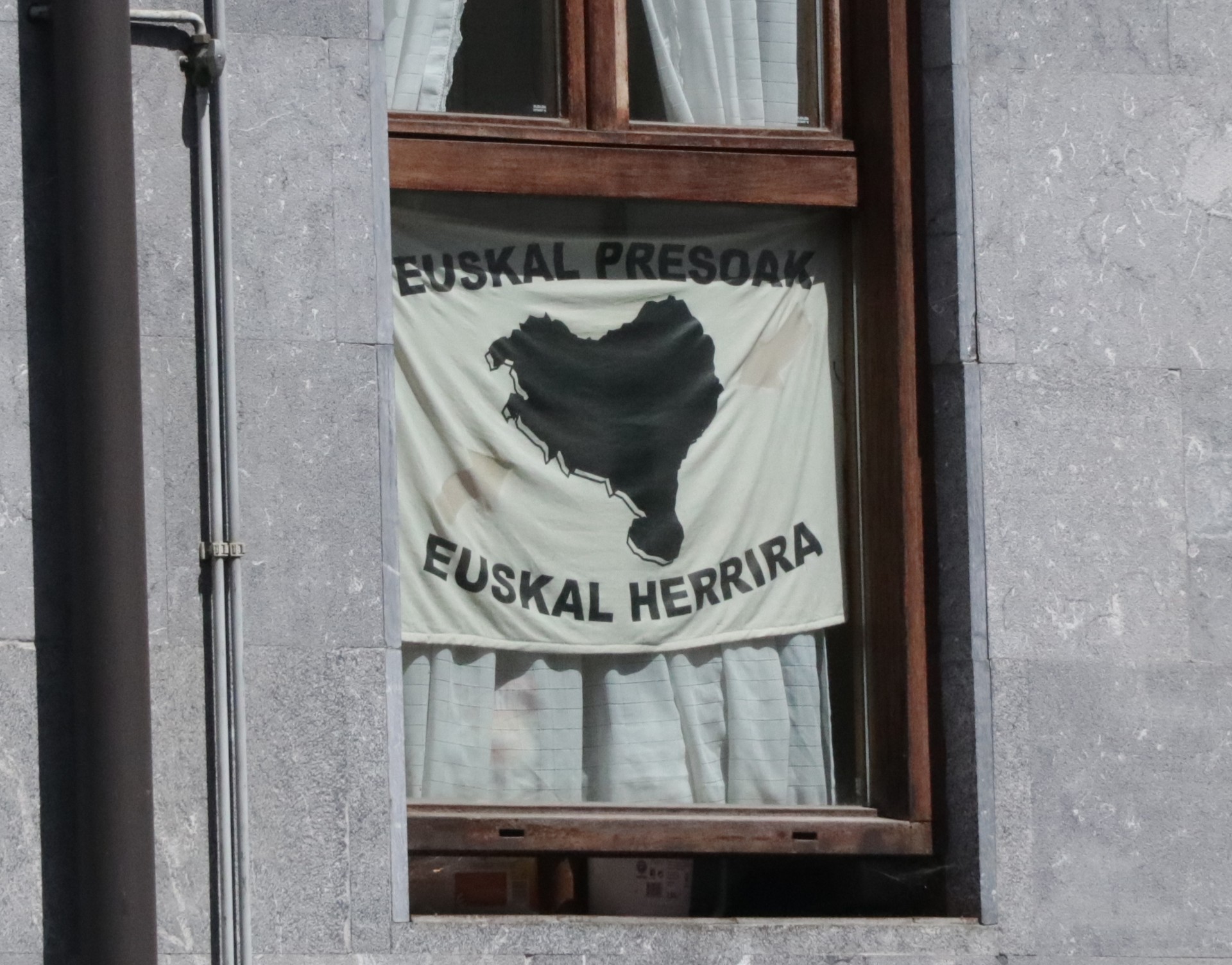 Presoen aldeko 200 banderola jartzeko erronka bete nahi du Sarek