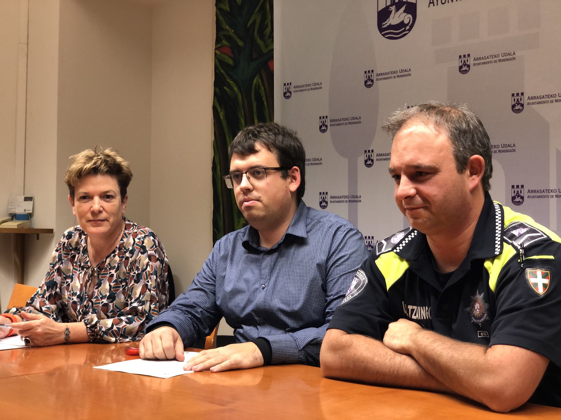 Udaltzainen kontratazioen harira, "kontratu guztiak legea jarraituta" egin dituela dio Gobernuak