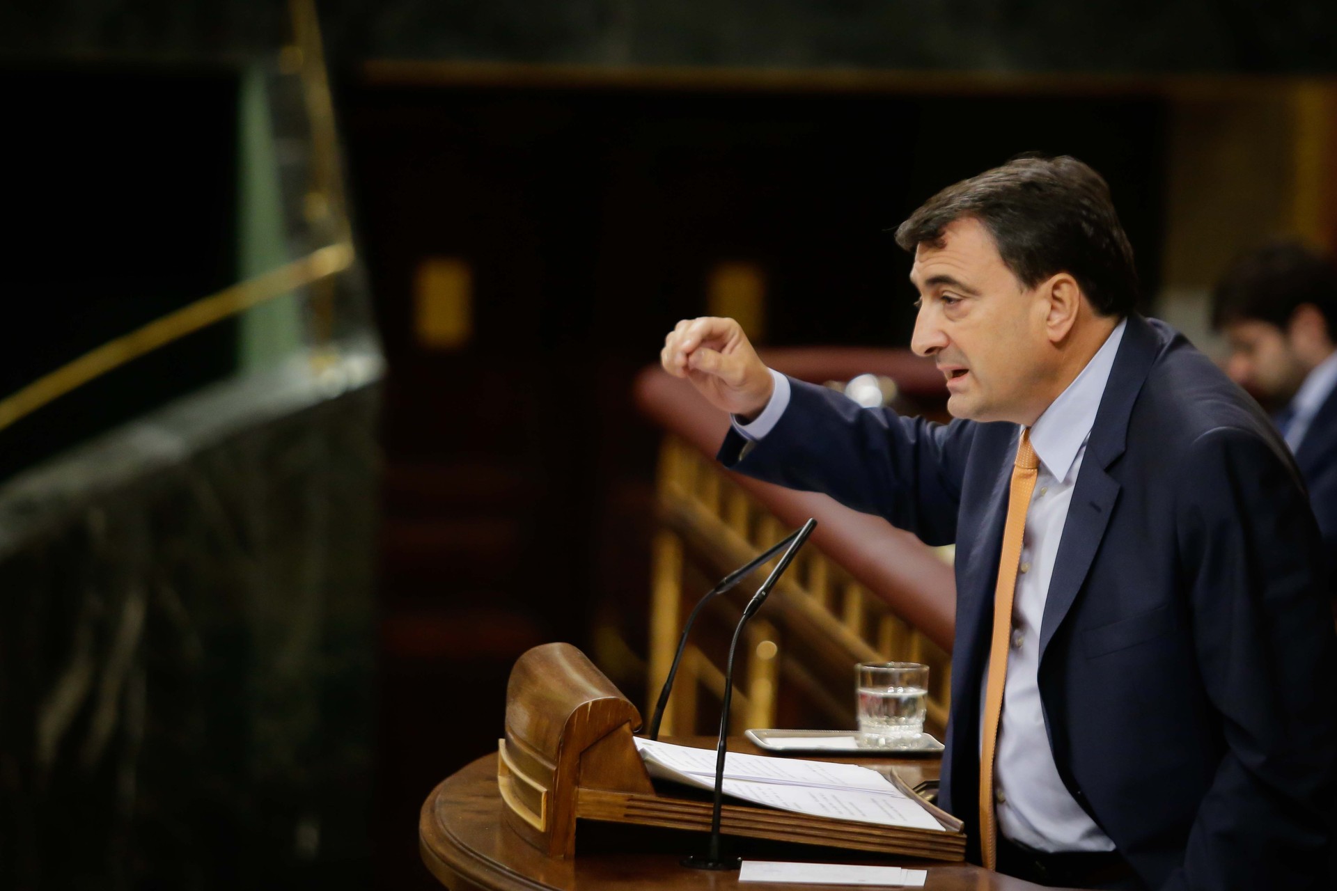 Aitor Estebanek Pedro Sánchezi eskatu dio eskua luza dezala egunotan Eusko Legebiltzarrean aztertzen ari diren estatus berriaren testuaren inguruko akordioa lortzera begira