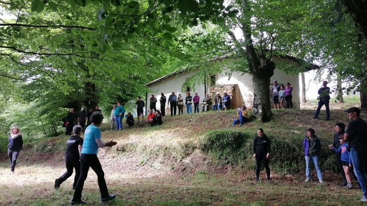 Musika, jolasak eta luntxa Angiozarko Goimendi San Migel Monteko jaietan
