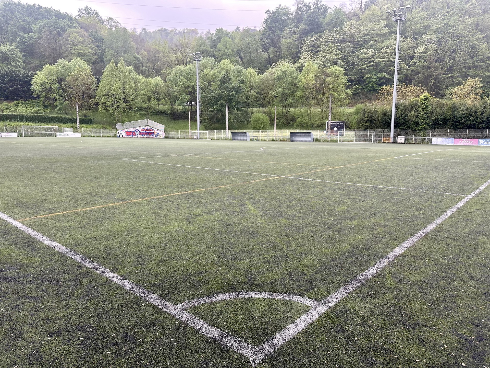 Bergarako Ipintza futbol zelaiko belar artifiziala udan berrituko dute