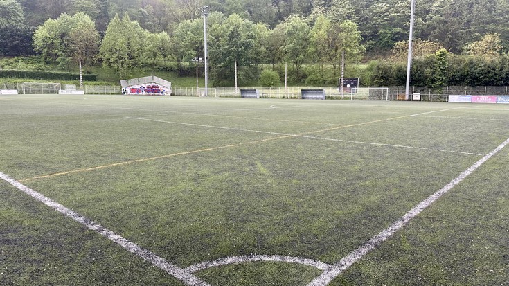 Bergarako Ipintza futbol zelaiko belar artifiziala udan berrituko dute