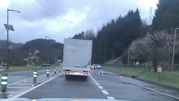 Bi autok talka egin dute Aretxabaletako saihesbidean