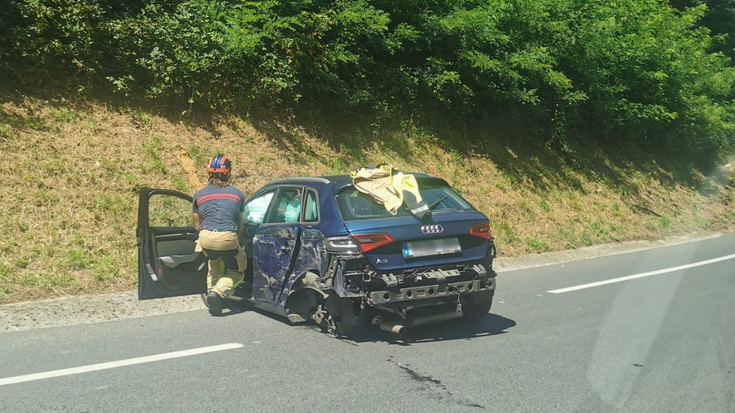 Auto batek eta autobus batek talka egin dute Arrasatetik Elorregirako bidean