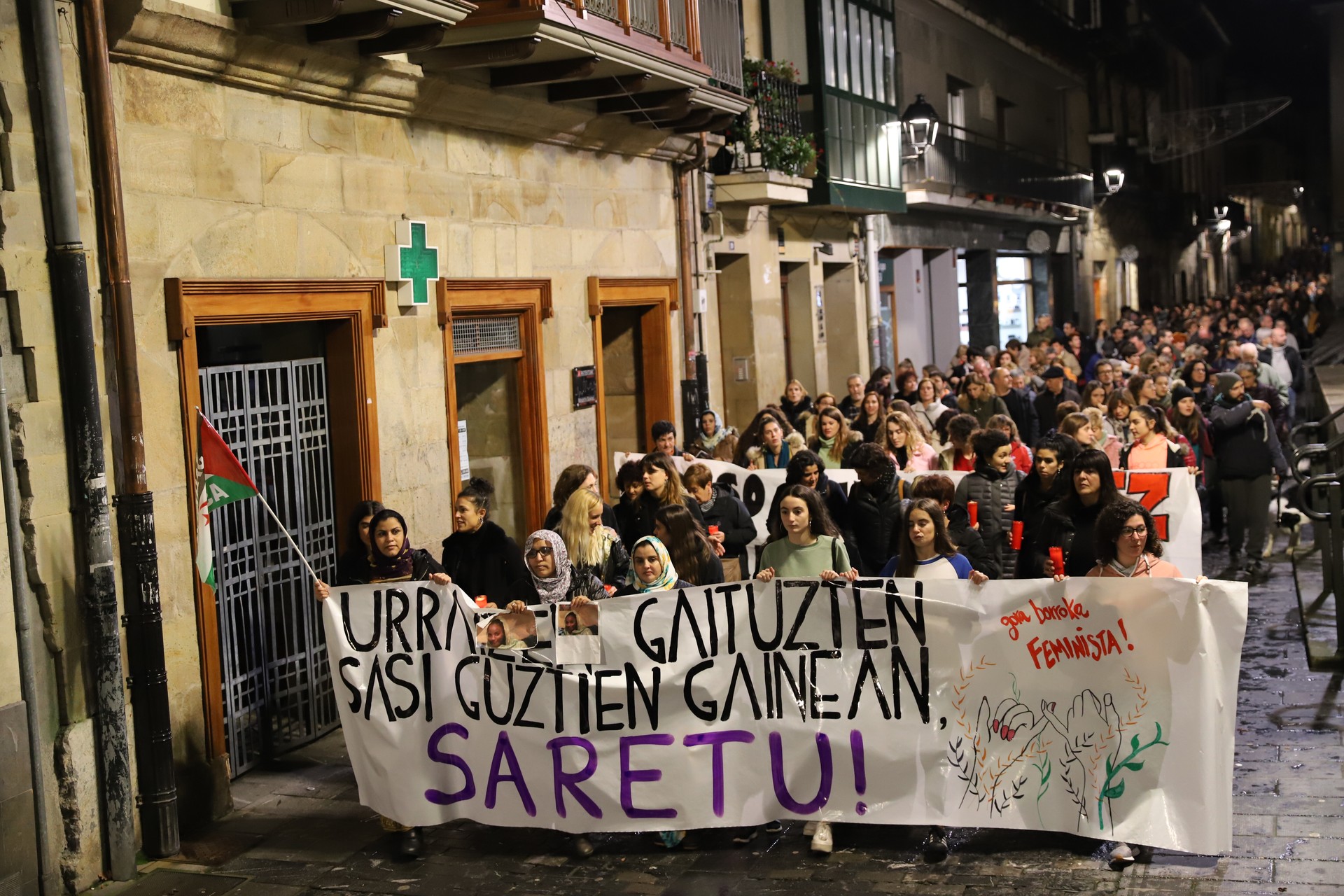 Angeluko erailketa matxista salatzeko lapiko jotze deialdia egin dute