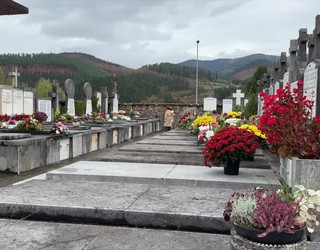 Urteroko ohiturari jarraituz, debagoiendar ugari hilerrietan