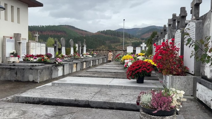 Urteroko ohiturari jarraituz, debagoiendar ugari hilerrietan