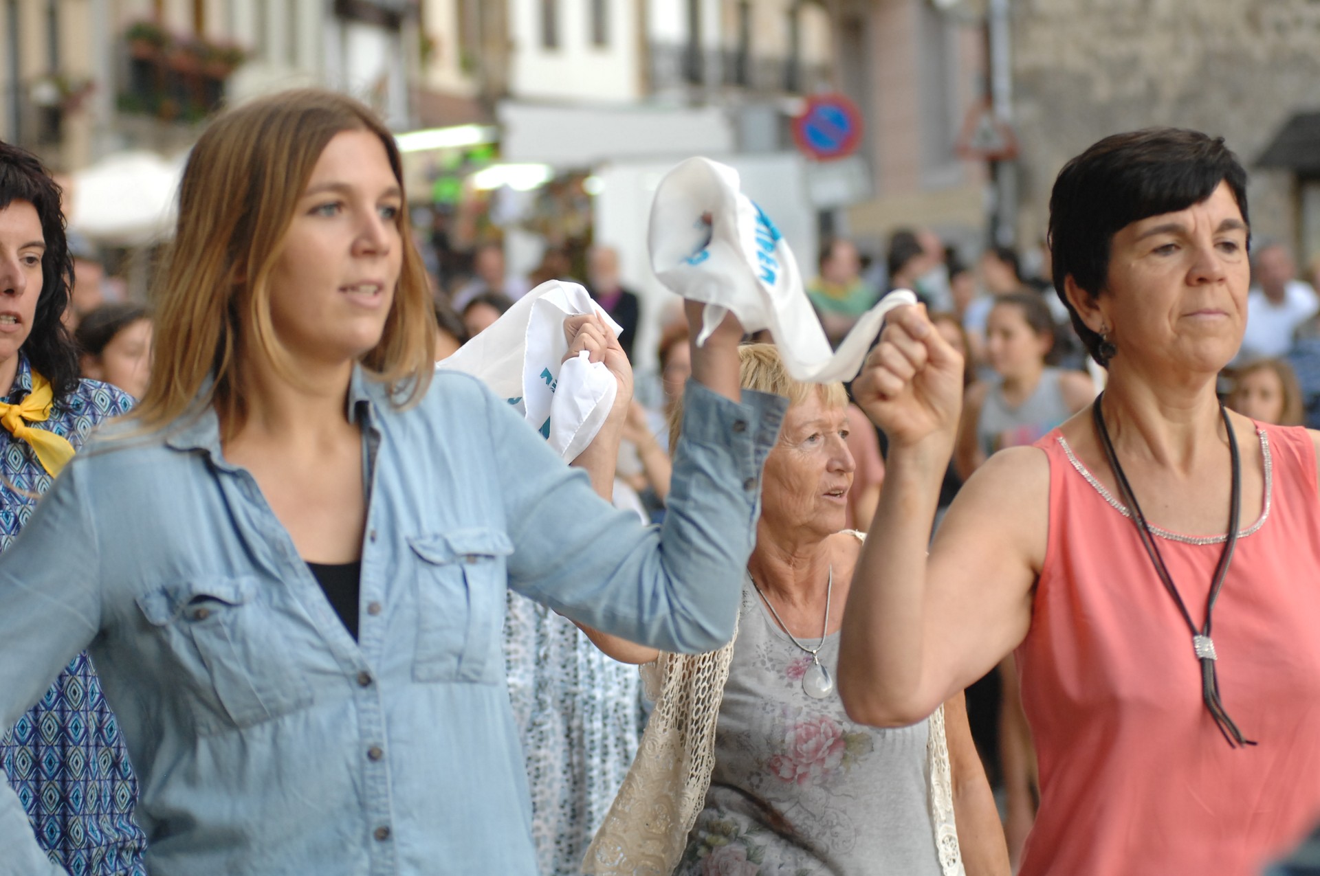 Herriko plaza txiki geratuko da larrain dantza ikusteko