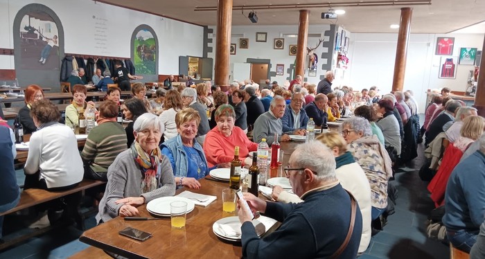 Abaroa erretiratu elkartekoek egun ederra igaro zuten Urnietako Oianume sagardotegian